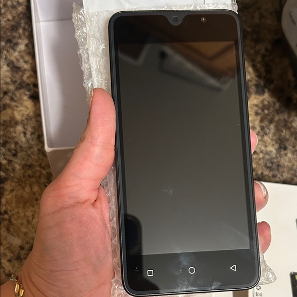 Smartphone with Triple Camera - Silver/ Black, phone case and screen protector - Picture 3 of 5